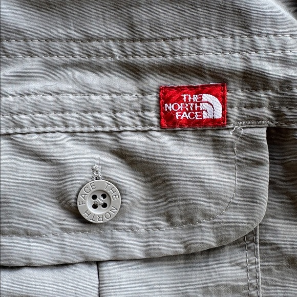 The North Face Woman’s Gray Cargo Shorts Size 10 - Picture 5 of 7
